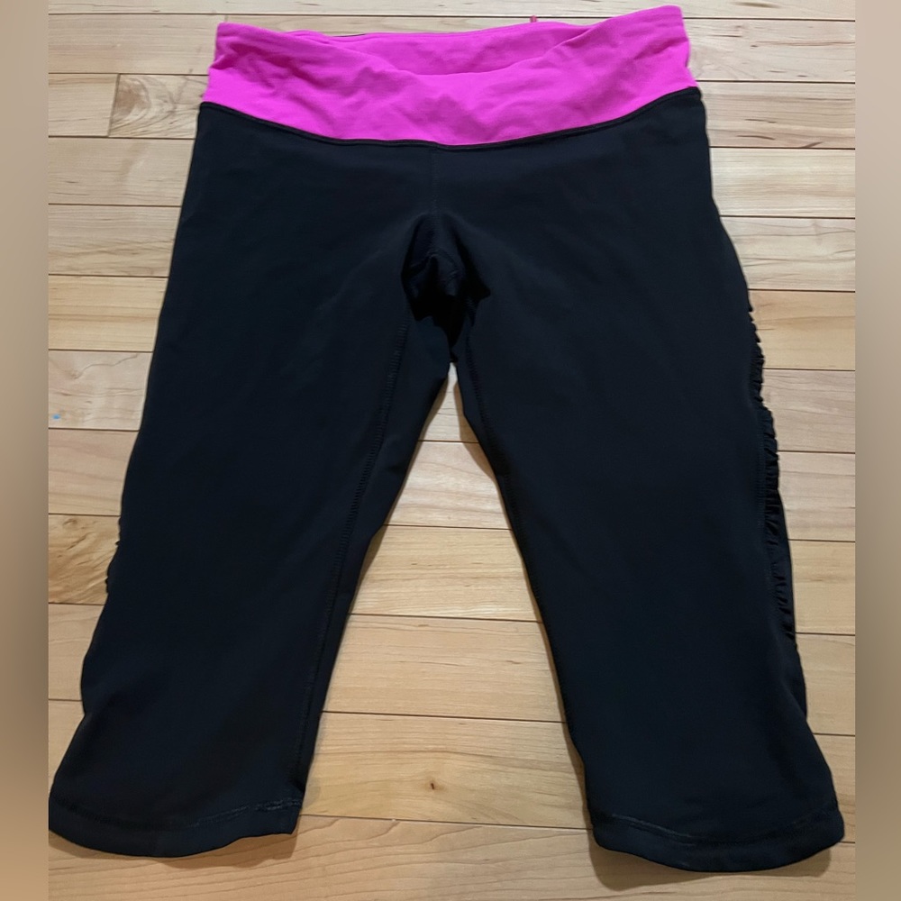 Lululemon older style cropped pants black pink size 8